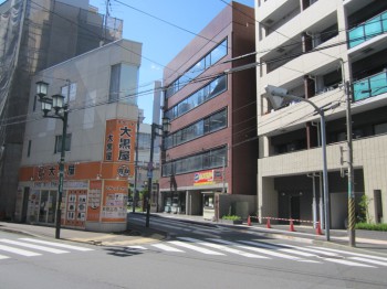 藤和ハウスとチケット大黒屋のある交差点を右手前方向に進むと右側の茶色のビルの４階が事務所です。